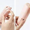 Close-up shots of a pink handheld fan with a pig-like design, showing a finger pressing a button. Anteprima dell’immagine prodotto