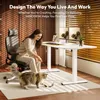 A woman is playing with her cat next to a standing desk with two monitors. Anteprima dell’immagine prodotto
