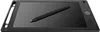 A black graphic tablet with a stylus on a white background. Anteprima dell’immagine prodotto