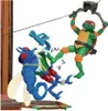 Two action figures, a Teenage Mutant Ninja Turtle and a fly-like mutant, are depicted in a dynamic pose, seemingly mid-fight, with a zipline mechanism. Produktbild-Vorschau