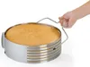 A hand is holding a cake slicer with two wires around a cake. Náhled obrázku produktu