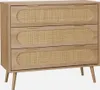 A three-drawer chest with a wood-like finish and rattan drawer fronts, shown against a white background. Anteprima dell’immagine prodotto