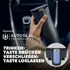A person's hand holding a black travel mug inside a car. Náhled obrázku produktu