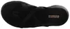 Auf dem Bild ist eine schwarze Sandale abgebildet die von der Seite zu sehen ist. Die Sandale hat ein schlichtes Design mit einem breiten Riemen und einer flachen Sohle. Produktbild-Vorschau