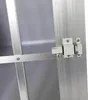 Close-up of a latch mechanism on an aluminum frame. Voir les images du produit