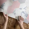 Pastellfarbene Sechsecke mit Marmor – Vinylteppich – Produktbild-Vorschau 3