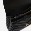 Close-up view of the interior of a black quilted handbag. Voir les images du produit