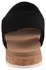 Auf dem Bild ist eine schwarze Sandale abgebildet die von der Seite betrachtet wird. Die Sandale hat ein schlichtes Design und besteht aus einem oberen Riemen und einer dekorativen Schnalle. Podgląd zdjęcia produktu