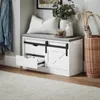 A hallway or entryway scene featuring a white storage bench with a gray cushion, a drawer pulled out, and a basket with umbrellas next to it. Anteprima dell’immagine prodotto