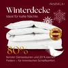 A stack of folded white duvets against a dark red background, with marketing text and graphics. Produktbild-Vorschau