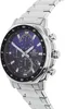 A close-up, angled shot of a men's wristwatch with a silver band and a blue dial. Voir les images du produit