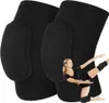 A woman is demonstrating the use of knee pads in a dance or athletic pose. Voir les images du produit