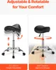 A collage showing a black saddle stool with chrome legs and wheels. The left panel highlights height adjustability with arrows, and the right panel demonstrates 360-degree rotation with a circular arrow graphic. Podgląd zdjęcia produktu