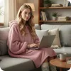 Kuschelige Hoodie Decke mit Ärmeln (Rosa) – Vielseitiger Produktbild-Vorschau 4