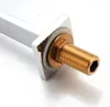 A close-up view of a faucet's threaded connection and mounting hardware. Voir les images du produit
