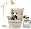 A plush panda toy sits on a chair next to a small table with decorative items. Anteprima dell’immagine prodotto