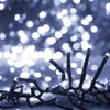 A close-up shot of a string of LED lights with a blurred background of more lights. Voir les images du produit