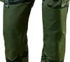 Close-up view of the lower legs of camouflage work pants with reinforced green knee patches. Anteprima dell’immagine prodotto