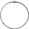A silver Pandora Moments snake chain bracelet with a clasp featuring the Pandora logo. Náhled obrázku produktu