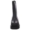 A front view of a black boot. Voir les images du produit