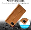 A brown leather phone case is shown at an angle on a cracked surface, with text overlays highlighting its features. Anteprima dell’immagine prodotto