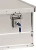 A close-up view of the lock and key on an aluminum storage box. Voir les images du produit