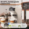 A coffee machine is shown in a kitchen setting, with text overlays highlighting its features. Produktbild-Vorschau