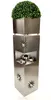 Outdoor Edelstahl Pflanzsäule mit Sonnenmustern, 102 cm hoch, mit grünem Kunstpflanzen-Topf in Gesamtansicht. Podgląd zdjęcia produktu