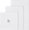 Three white shower trays of different sizes are stacked on top of each other against a white background. The smallest tray in the foreground has a silver drain cover in the center. Anteprima dell’immagine prodotto