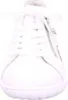A white sneaker is shown from the front. Voir les images du produit