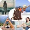 Brauner diebstahlsicherer Rucksack mit hellbraunen Trägern und silbernem Emblem, gezeigt in einer Collage von Lifestyle-Szenen Anteprima dell’immagine prodotto