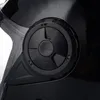 A close-up of a black helmet with a push button mechanism. Voir les images du produit