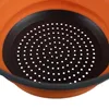 Close-up view of the perforated interior of a collapsible colander. Anteprima dell’immagine prodotto