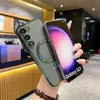 A hand holding a phone case with a phone inside, showcasing the product and its features. Anteprima dell’immagine prodotto