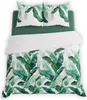 A bedding set with a banana leaf pattern is displayed on a bed. Podgląd zdjęcia produktu
