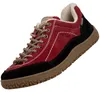 Auf dem Bild ist ein Freizeitschuh in der Farbe Rot zu sehen der hat eine weiße Sohle und schwarze Details. Der Schuh ist von der rechten Seite abgebildet. Productafbeelding-voorbeeld