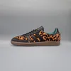 A side profile of an Adidas Samba OG sneaker with a leopard print pattern. Produktbild-Vorschau