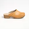 Damen Holzclogs aus braunem veganem Leder – Klassische Produktbild-Vorschau 3