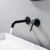 A black wall-mounted faucet with water flowing into a white sink. Anteprima dell’immagine prodotto