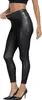 Schwarze Leggings aus Kunstleder an einer Frau, von der Seite gezeigt, während sie den Bund hochzieht Produktbild-Vorschau