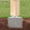 A cross-section of a wooden post anchored in concrete in the ground, with grass surrounding it. Anteprima dell’immagine prodotto