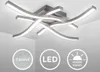 A modern ceiling light fixture with curved LED elements, shown mounted on a ceiling. Below the fixture are three circular icons indicating texture, LED technology, and color temperature. Anteprima dell’immagine prodotto