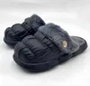 Paar dunkelgraue Winterschuhe mit plüschigem grauem Kunstfellfutter und dekorativem beigem Knopf an der Seite
