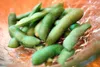 A close-up shot of a pile of green edamame pods in a bowl. Podgląd zdjęcia produktu