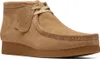 A single brown suede Clarks Wallabee boot is shown against a white background. Produktbild-Vorschau