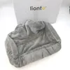 A gray plush cat bed is shown in front of a white box with the Lionto logo. Náhľad obrázku produktu