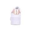 The back view of a white sneaker with rose gold accents. Voir les images du produit
