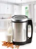 A Domo soup maker is shown in a kitchen setting, with almonds, a glass of milk, and a bottle of milk nearby. Anteprima dell’immagine prodotto