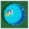 Grüner Kunstrasen umgibt blauen, runden Pool mit Frau auf Schwimmring Produktbild-Vorschau