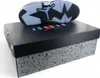 A shoe box with a sneaker placed on top. Produktbild-Vorschau